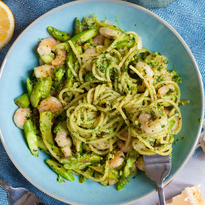 Prawns and asparagus green pesto pasta
