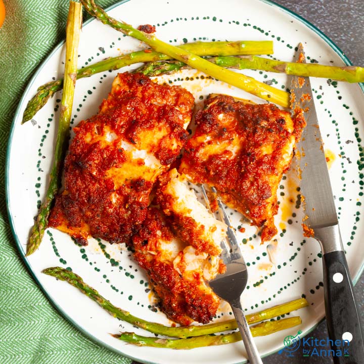 Baked cod with sun-dried tomatoes and garlic topping